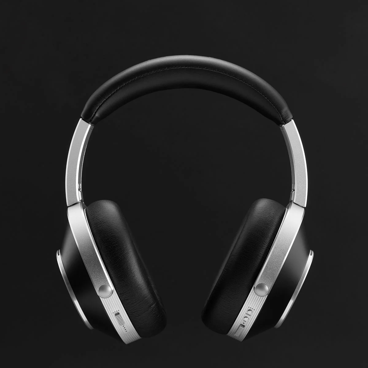 T+A Solitaire T High-Performance Closed-Back Dynamic Headphones - Image 3